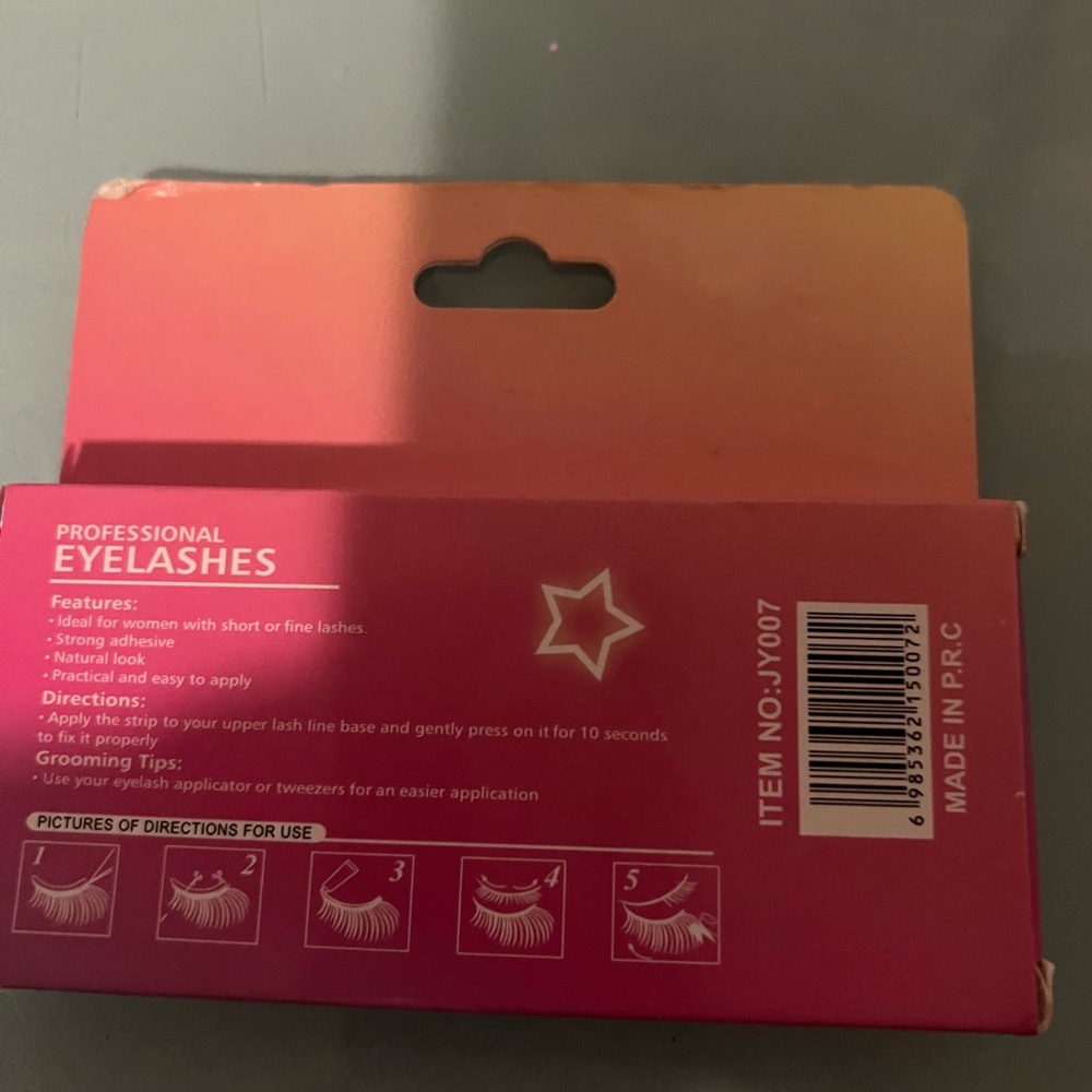 Hello Kitty eyelashes π - Picture 4 of 4